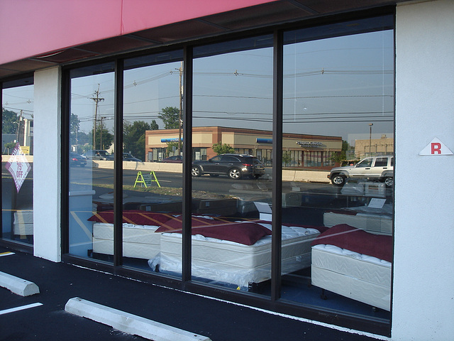 Beds shop window / Vitrine endormante - New-Brunswick, New-Jersey. USA - 21 juillet 2010