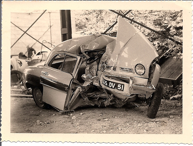 ACCIDENT RENAULT DAUPHINE