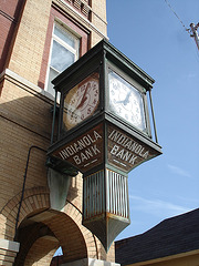 Bank's clock / Horloge bancaire -  Indianola, Mississippi. USA - 9 juillet 2010.