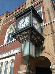 Bank's clock / Horloge bancaire -  Indianola, Mississippi. USA - 9 juillet 2010.