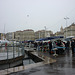 Marché aux poissons sous la pluie