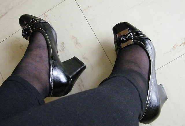 Lady Elido / Élégance féminine en talons hauts luisants - Feminine elegance in gleaming high heels shoes - With / avec permission. 18 novembre 2010.