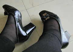Valériane alias Lady Elido / Élégance féminine en talons hauts luisants - Feminine elegance in gleaming high heels shoes - With / avec permission.