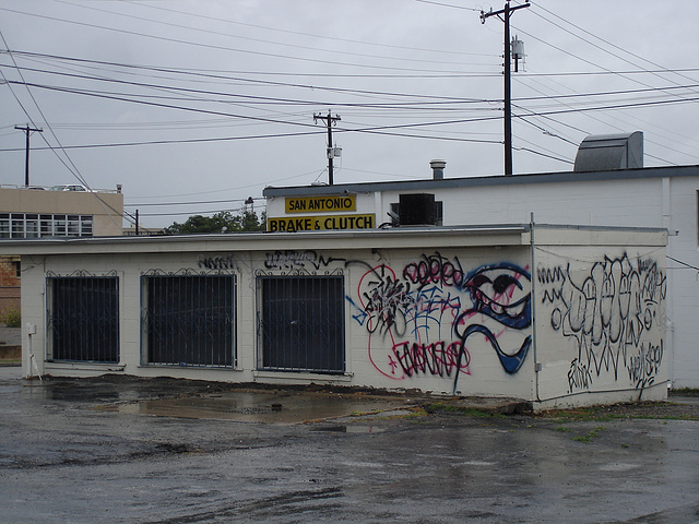 Brake and clutch graffiti /  Frein et embrayage graffitien - San Antonio. Texas. USA - 3 juillet 2010