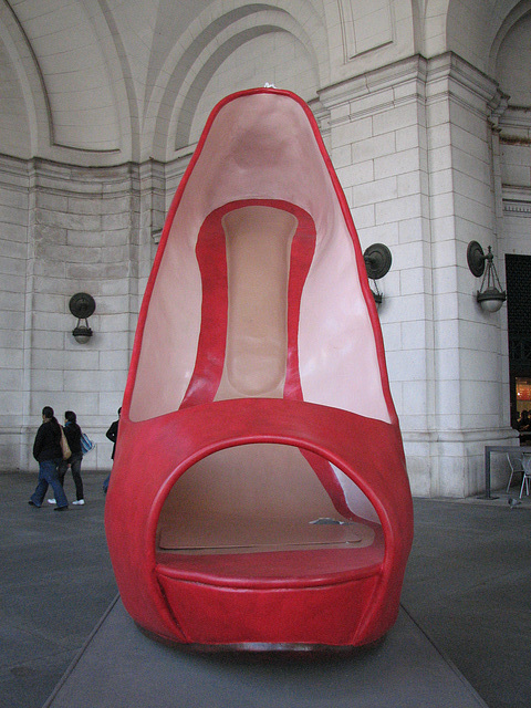 02.RedHighHeel.UnionStation.NE.WDC.19November2010