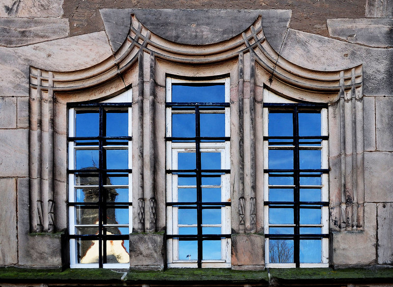 Kirchturm im Fenster