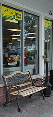 Lukoil's bench / Banc lukoilien - Vernon, New-Jersey (NJ). USA / 21 juillet 2010 / Recadrage