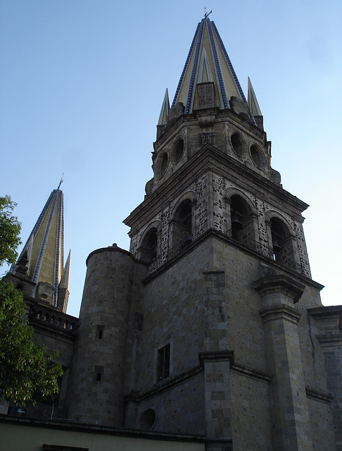 Stiff neck church tower / Clocher torticolis.