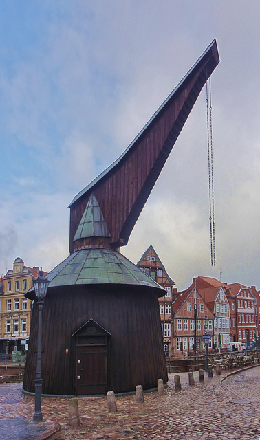 Holztretkran am historischen Hansehafen von Stade