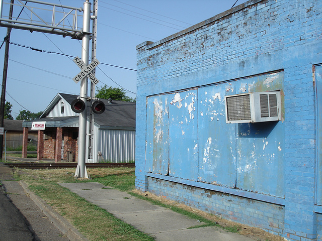 The Brickhouse / Railroad crossing blue palace / Palais bleu de chemin de fer