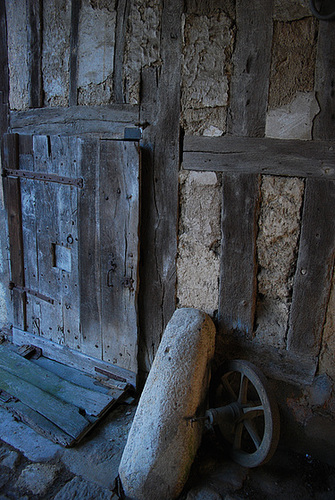 Sous un porche , mur à colombages et torchis