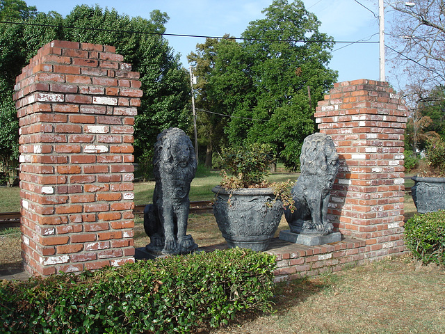 Grrrrrrr !  Rugissement sculptural / Sculptural roar - Indianola, Mississippi. USA - 9 juillet 2010