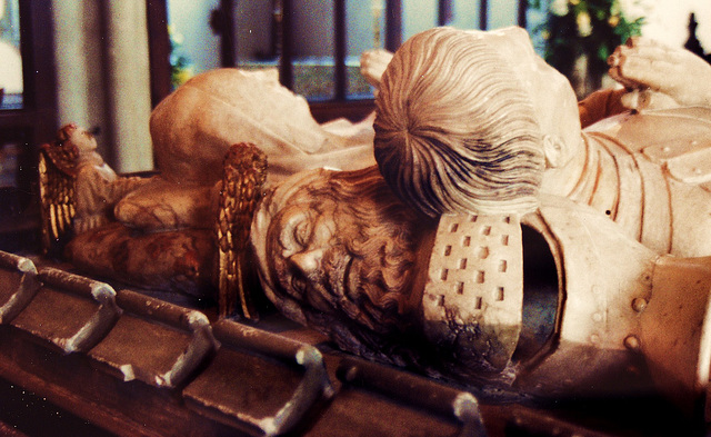 C15 effigy on tomb of reginald cobham in lingfield church, surrey +1446 with fixing holes for a metal livery collar