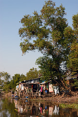 Slum huts at the Khlong Si side