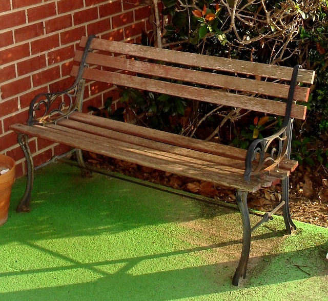 Ricks - Bower funeral home's bench / Banc funéraire - Jewett, Texas. USA / 6 juillet 2010 -  Recadrage