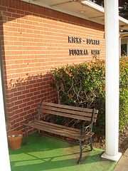 Ricks - Bower funeral home's bench / Banc funéraire - Jewett, Texas. USA - 6 juillet 2010- With a flash /  Avec flash