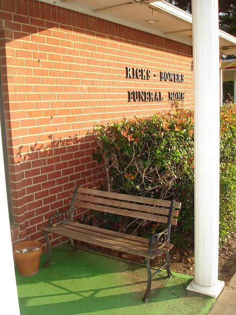 Ricks - Bower funeral home's bench / Banc funéraire - Jewett, Texas. USA - 6 juillet 2010- With a flash /  Avec flash