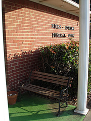 Ricks - Bower funeral home's bench / Banc funéraire - Jewett, Texas. USA - 6 juillet 2010. - With no flash /  Sans flash