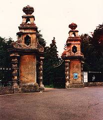 blenheim palace, gate 1715 hawksmoor
