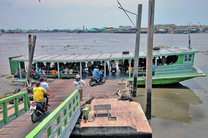 Ferry across the Maenam Tha Chin to Banlaem