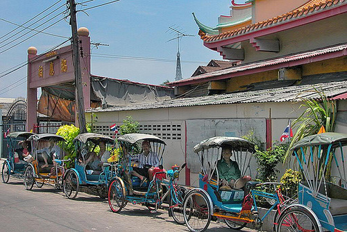 Samlo drivers waiting for the ride of the train station