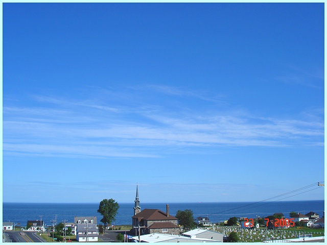 La Gaspésie !!   Gaspesia !!  Vue sur le fleuve du Motel Mont-Joli / Ste-Flavie, Québec. CANADA . 23 juillet 2005.