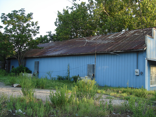 Hangar bleu / Blue shed - Jewett, Texas. USA / 6 juillet 2010.