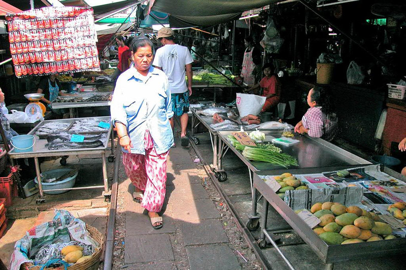 Maeklong food market