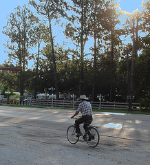 Texan Cowboy on his bike /  Cowboy cycliste - Jewett, Texas. USA / 6 juillet 2010 - Close-up /  Recadrage