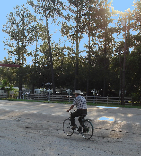 Texan Cowboy on his bike /  Cowboy cycliste - Jewett, Texas. USA / 6 juillet 2010 - Close-up /  Recadrage