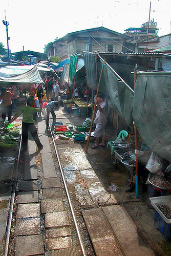 Leaving Maeklong station