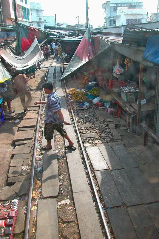 Leaving Maeklong station