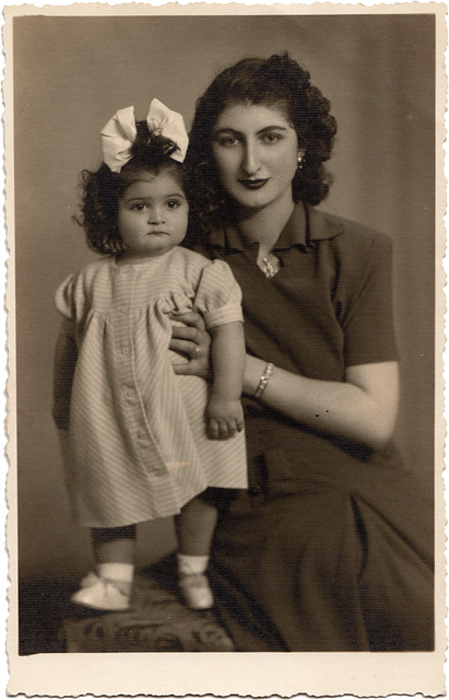 Merih K. mit Mutter / 1949