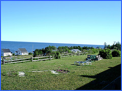 Cour du motel du pêcheur / Bas du fleuve- Entre Rimouski et Ste-Flavie - Québec - CANADA / 23 juillet 2005.