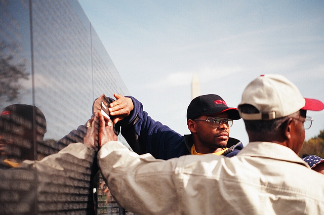 05.12.VeteransDay.VietnamVeteransMemorial.WDC.9November2002