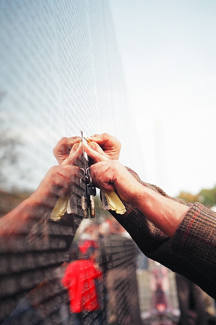 05.18.VeteransDay.VietnamVeteransMemorial.WDC.9November2002