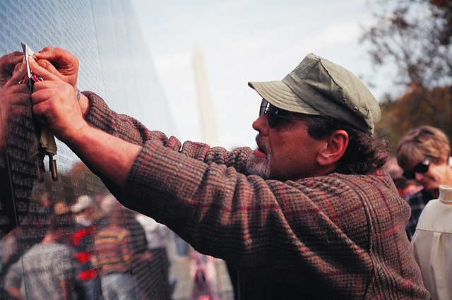 05.19.VeteransDay.VietnamVeteransMemorial.WDC.9November2002