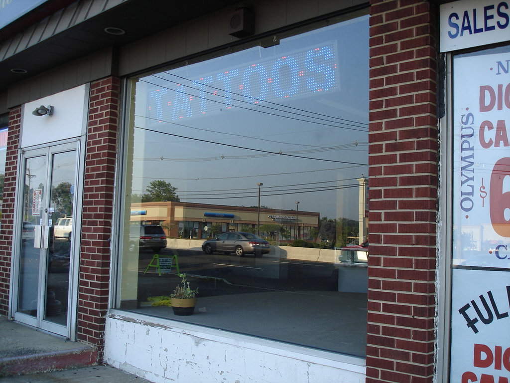 Tattoos shop window / Vitrine tatouée - New-Brunswick, New-Jersey. USA - 21 juillet 2010.