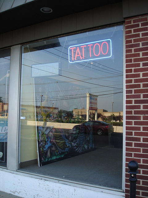 Tattoo shop window / Vitrine tatouée.