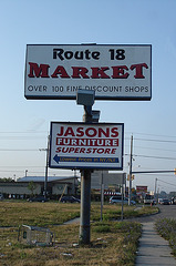 Route 18 market sign / Enseigne du marché de la place .