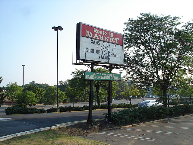 Route18 market sign / Enseigne du marché de la place.