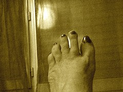 Lilette la Pipelette / Son pied ! Lilette's foot !  Cadeau podoérotique / Podoerotic gift - Sepia