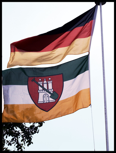 Deutschlandflagge und Hamburger Gartenflagge