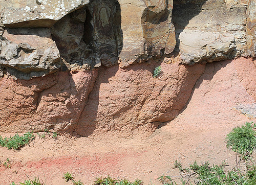 Argiles rouges "cuites" sous ancienne coulée