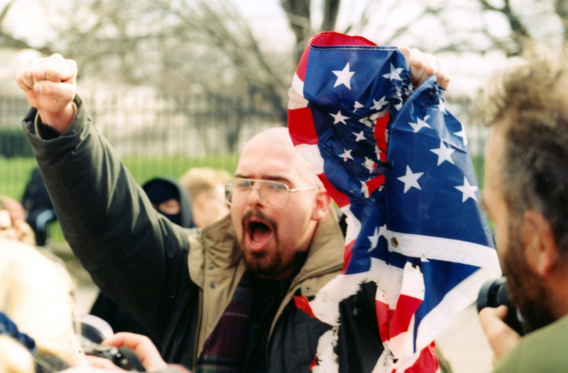 BurnFlag4.DontBombIraq.WhiteHouse.WDC.21February1998