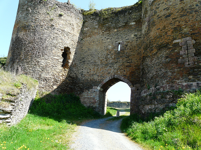 les ruines de la forteresse à Cluis Indre