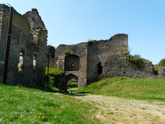 les ruines de la forteresse à Cluis Indre