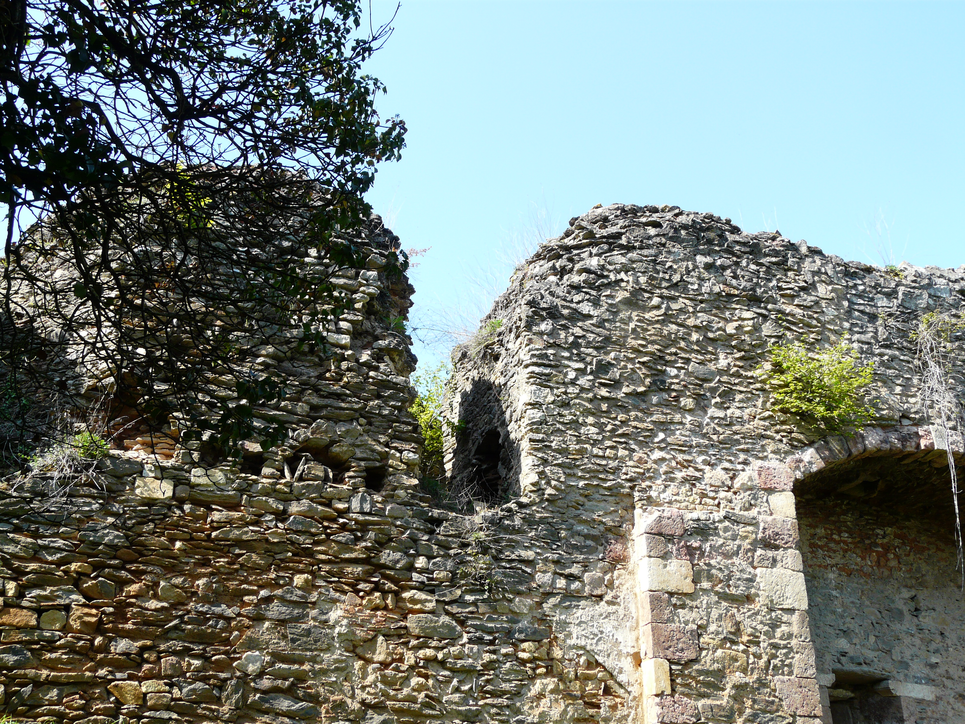 les ruines de la forteresse à Cluis Indre