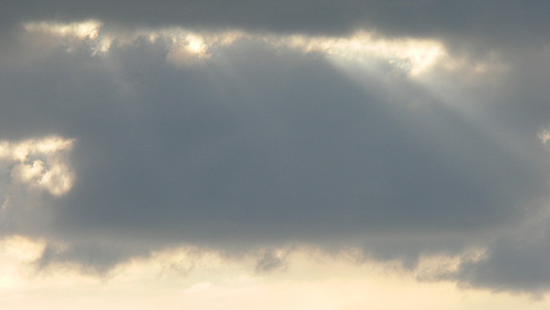 Sonnenstrahlen am Wolkenhimmel