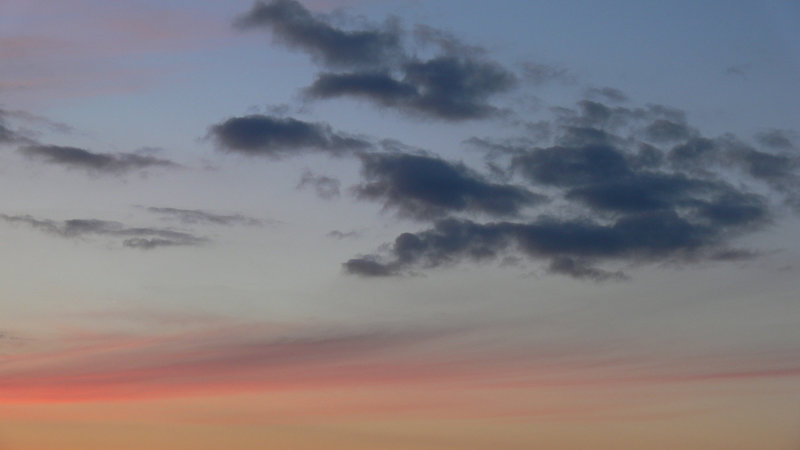 dunkle Wolken am Farbenhimmel